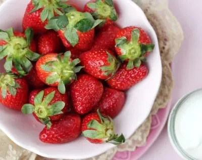 Amaretto Sour Cream Strawberries