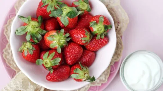 Amaretto Sour Cream Strawberries