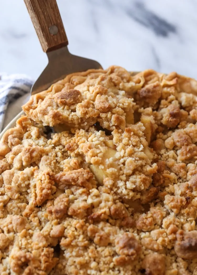 Apple Cinnamon Crumble Pie