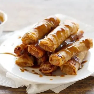 Apple Rolls With Creamy Coffee Sauce Turon De