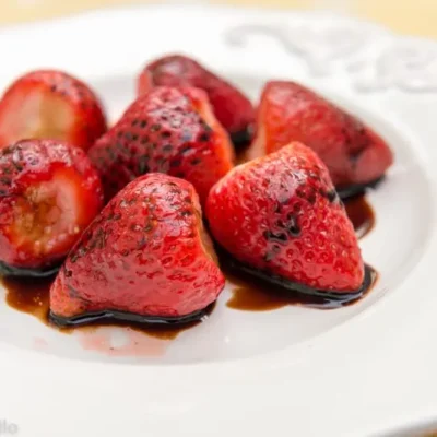 Balsamic Glazed Strawberries Delight