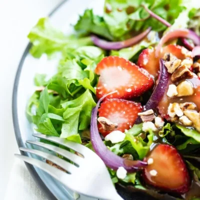 Balsamic Strawberry Spinach Salad: A Fresh Twist