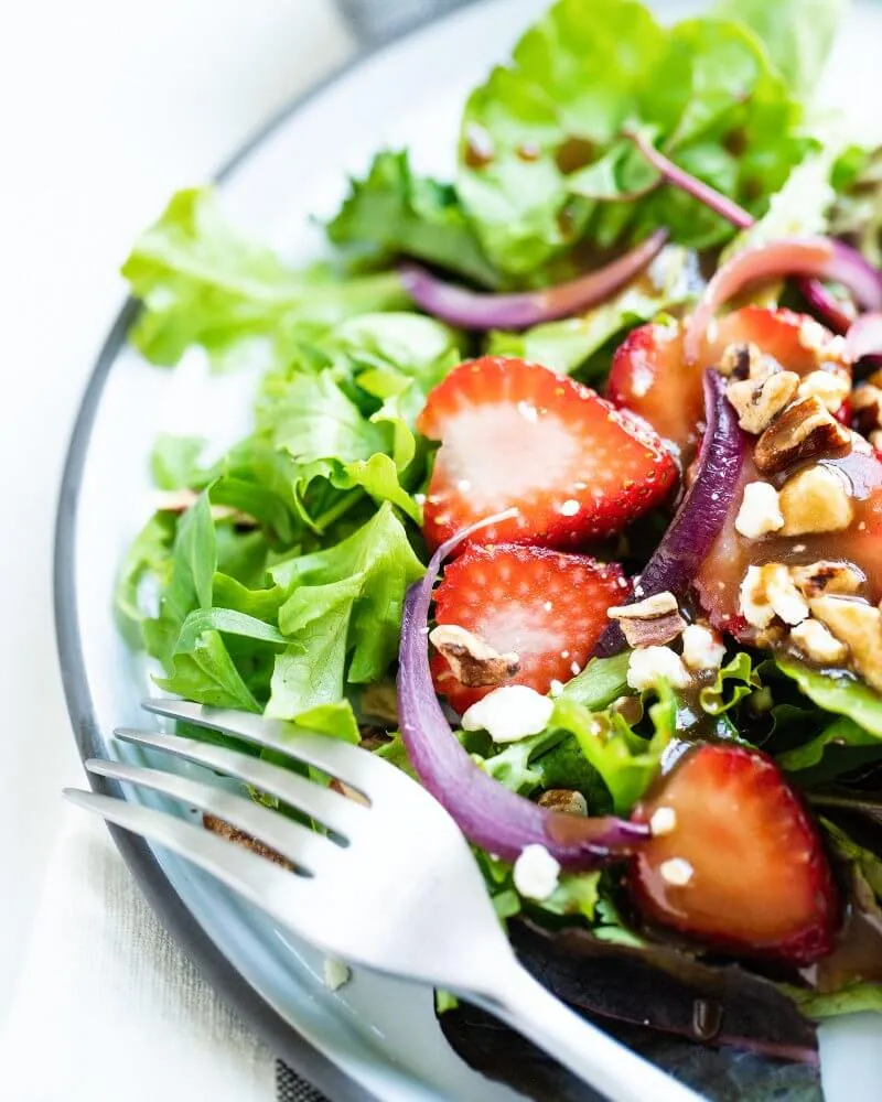 Balsamic Strawberry Spinach Salad: A Fresh Twist