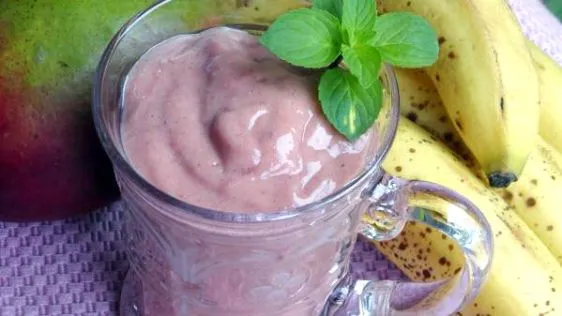 Banana Mango Raspberry Smoothie