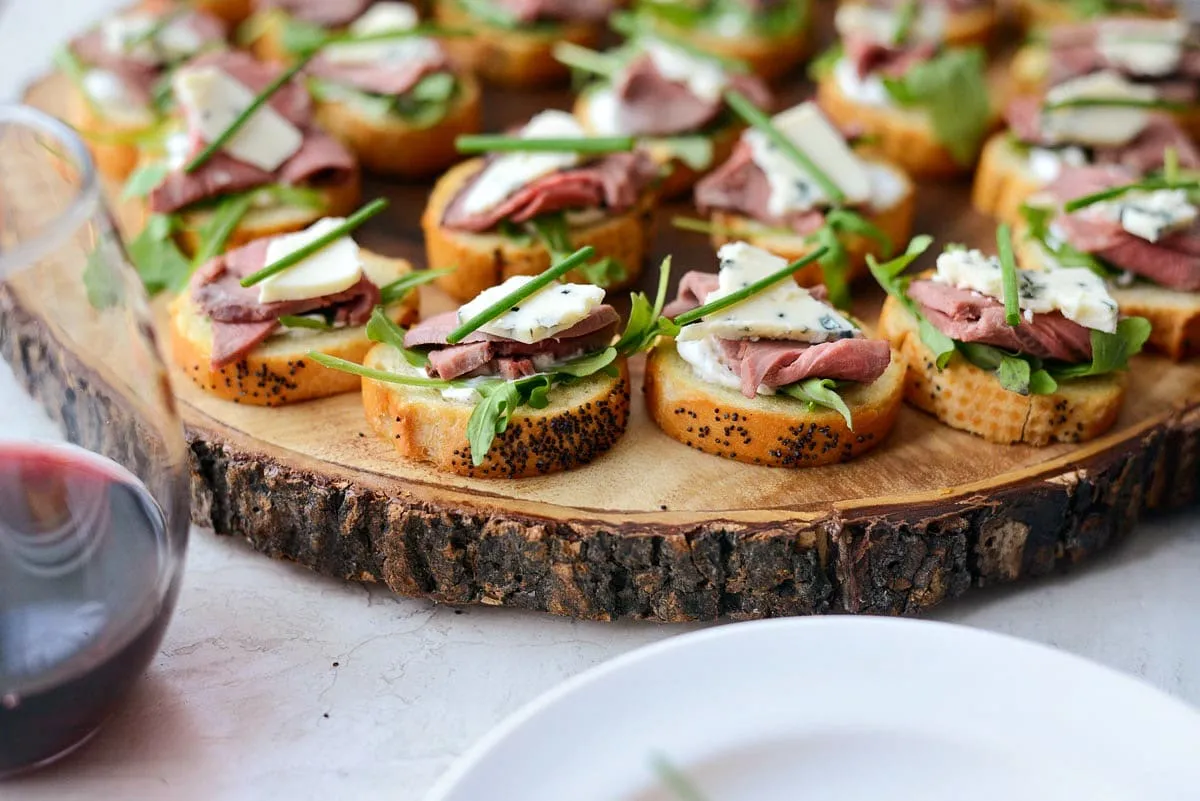 Beef Tenderloin And Arugula Toasts