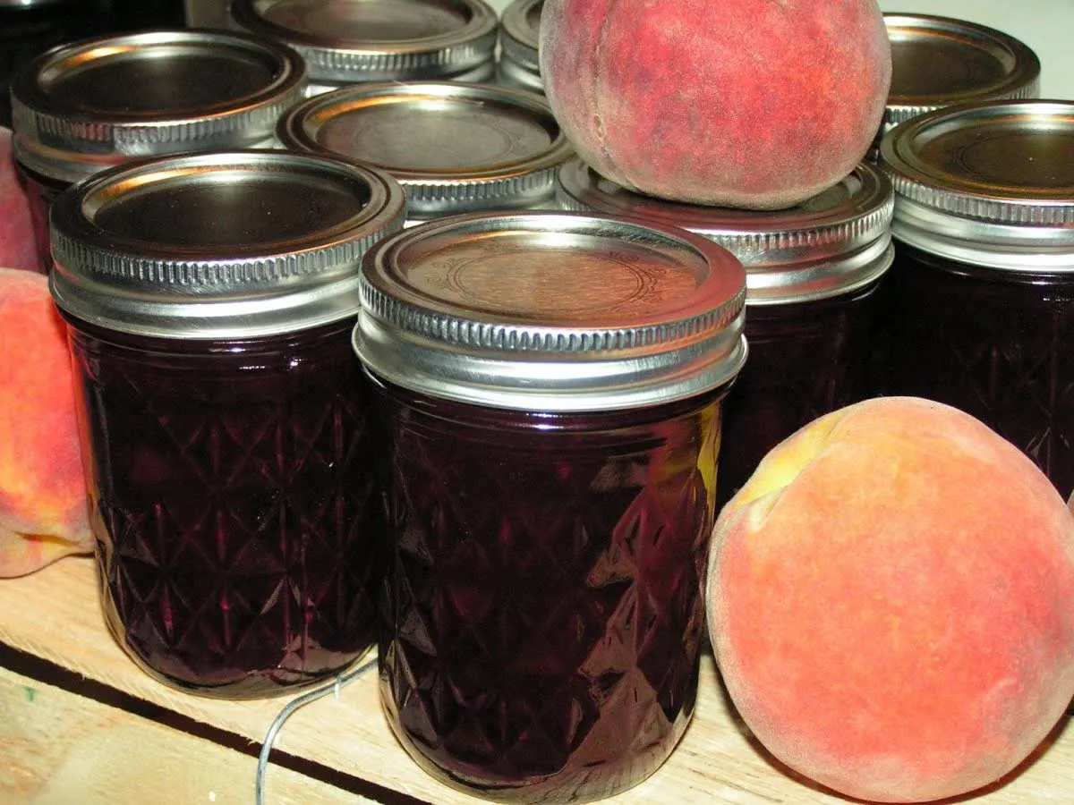 Blueberry-Peach Jam with a Spicy Twist