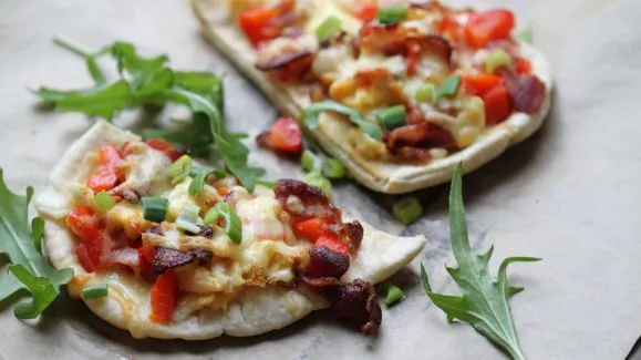 Breakfast Pita Pizza