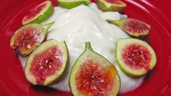 Broiled Figs And Yogurt