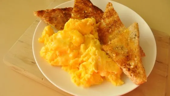 Cheesy Scrambled Eggs . . . Low Fat, Low