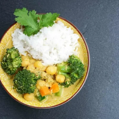 Chickpeas And Broccoli Coconut Curry