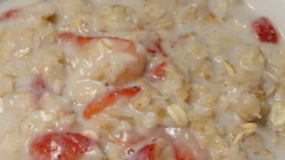 Creamy Strawberry Oatmeal Delight: A Healthy Breakfast Recipe