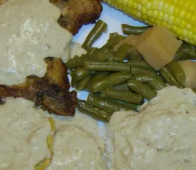 Crispy Southern-Style Pork Chops With Creamy Gravy