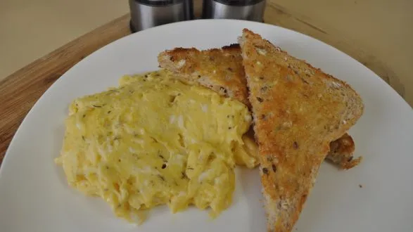 Delicious Low-Calorie Fluffy Scrambled Eggs Recipe