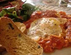 Delicious Pan-Fried Eggs with Succulent Tomatoes