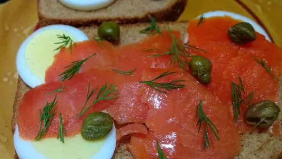 Delicious Smoked Salmon and Scrambled Eggs on Toast Recipe