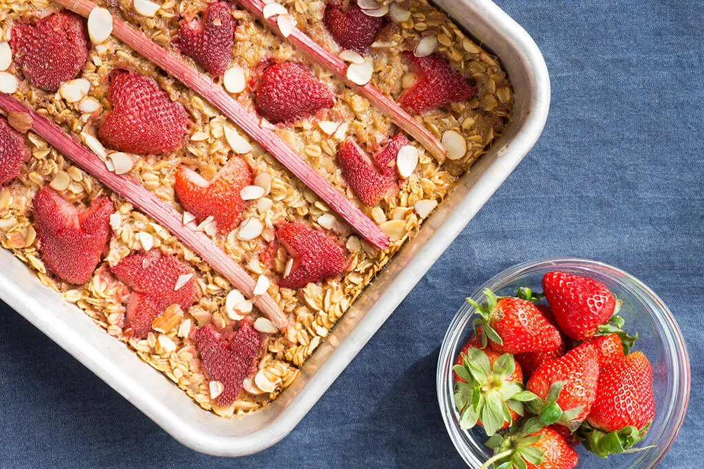 Delicious Strawberry Rhubarb Oatmeal Bake: A Healthy Breakfast Delight