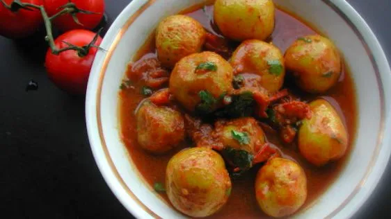 Deliciously Spicy Rasadar Aloo: Indian-Style Potatoes