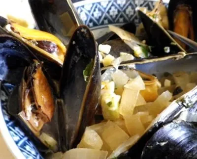 Easy 6 Ingredient Steamed Mussels