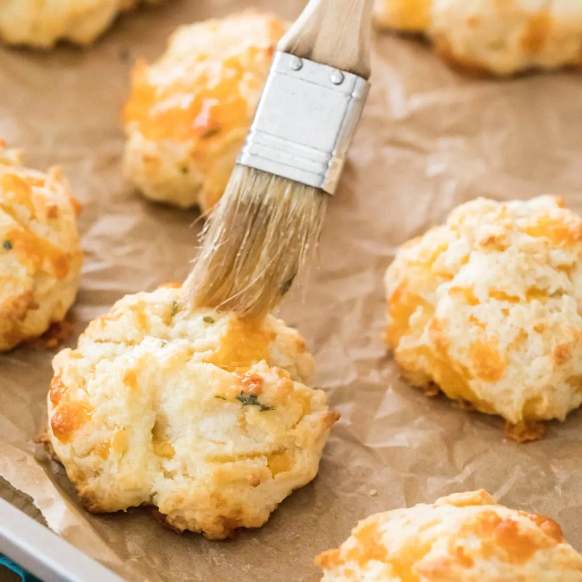 Easy Garlic Cheddar Biscuits