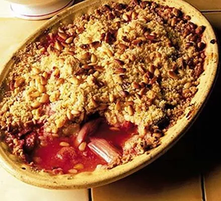 Easy Strawberry-Rhubarb Crumble Recipe for a Delicious Dessert