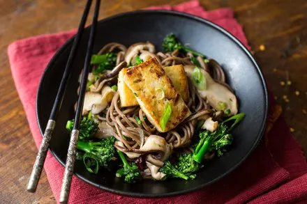 Easy Vegan Soba Noodle Stir Fry with Fresh Vegetables