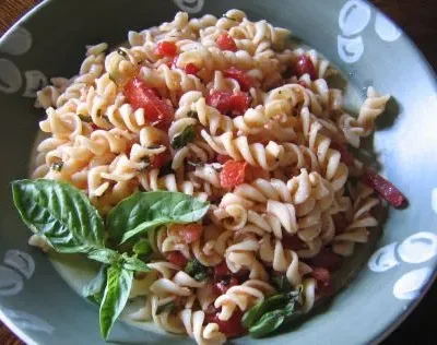 Easy And Flavorful Tomato-Basil Pasta Salad Recipe