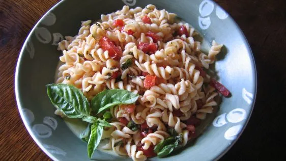 Easy and Flavorful Tomato-Basil Pasta Salad Recipe