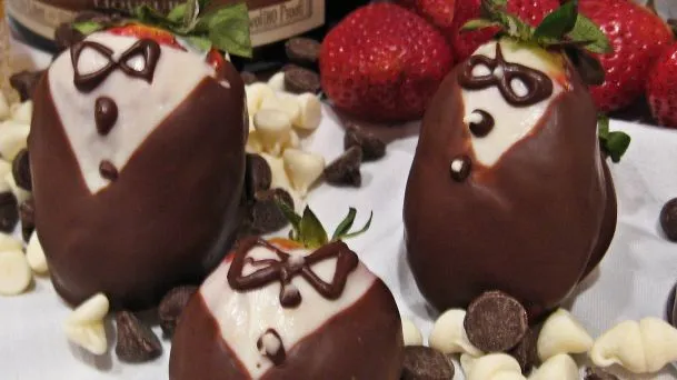 Elegant Chocolate-Dipped Tuxedo Strawberries Recipe