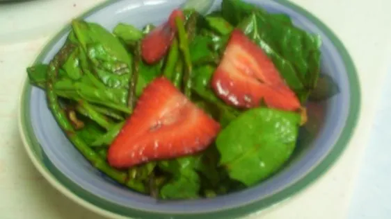 Fresh Spinach, Asparagus, and Strawberry Salad Recipe