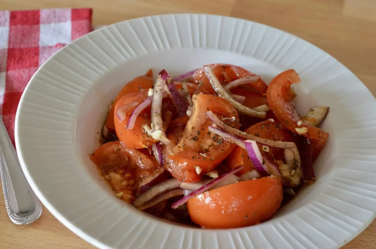 Fresh Tomato and Red Onion Salad: A Vibrant Side Dish