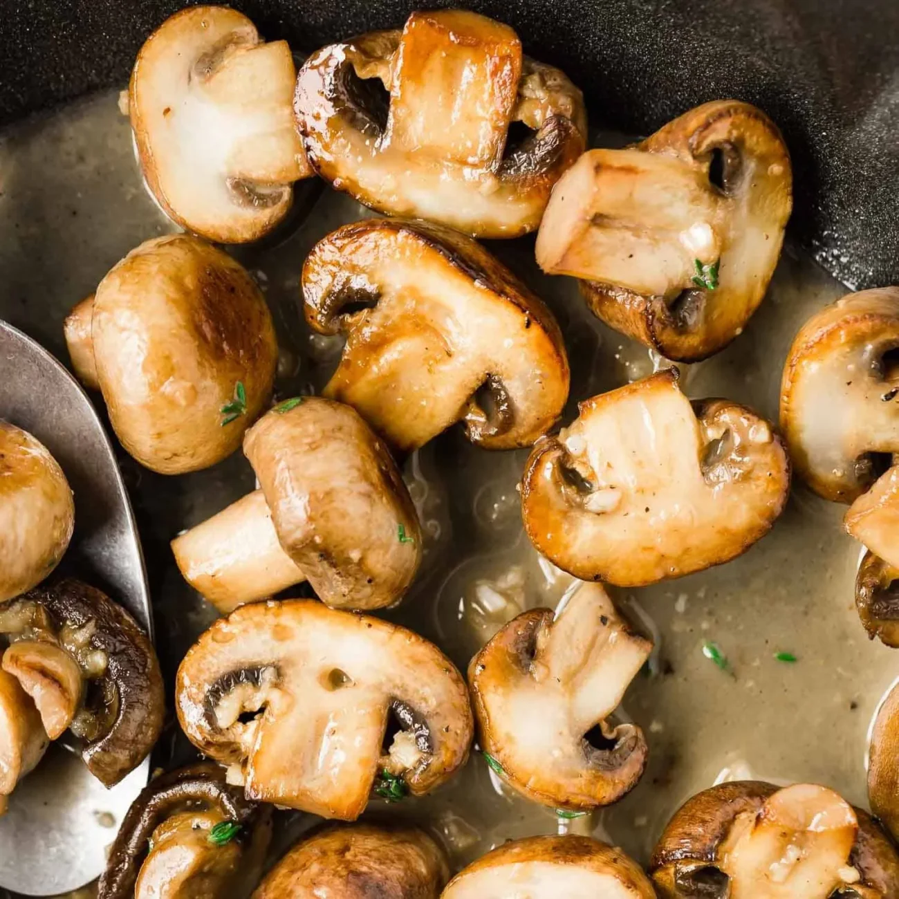 Garlic Mushrooms in White Wine Sauce: A Savory Saute Recipe