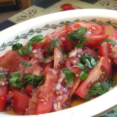 Garlic And Tomato Salad: A Fresh And Flavorful Salat Iz Recipe