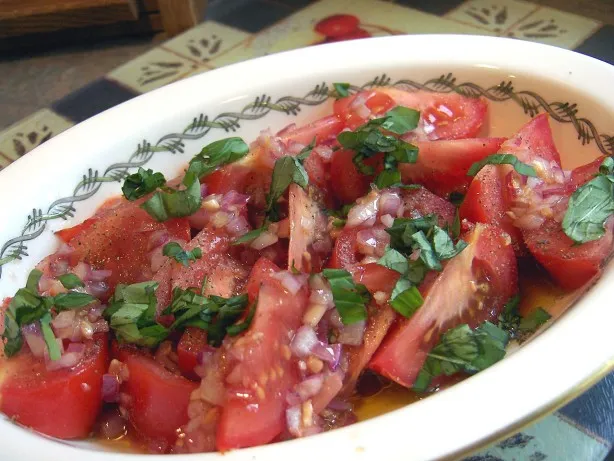 Garlic and Tomato Salad: A Fresh and Flavorful Salat Iz Recipe