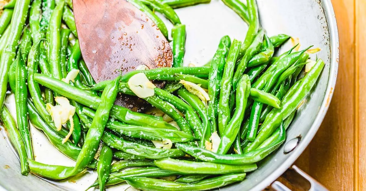 Garlicky Sauteed Green Beans in Olive Oil