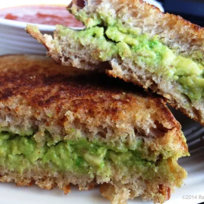 Grilled Avocado Sandwich With Garlic Spread