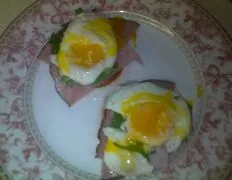 Healthy Spinach And Poached Egg Delight: South Beach Style