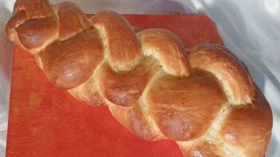 How to Make Traditional Swiss Braided Bread (Zopf) – Easy Recipe