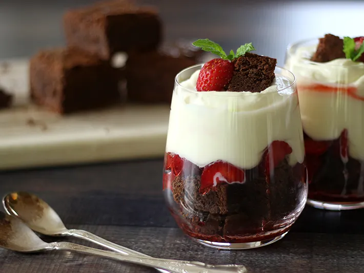 Layered Strawberry Cream Cheese Parfait Delight