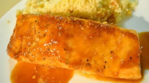 Maple-Glazed Salmon with a Spicy Twist: A Flavorful Oven-Baked Delight