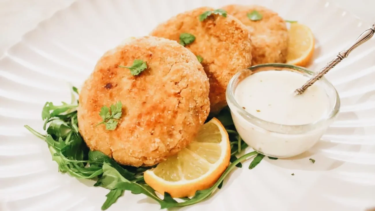 Maryland Crab Cakes With Tartar Sauce