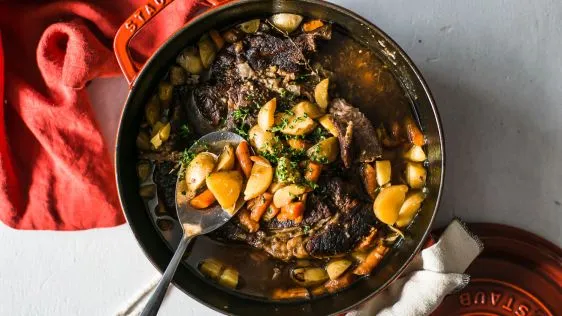 Mouthwatering Slow-Cooked Pot Roast Recipe