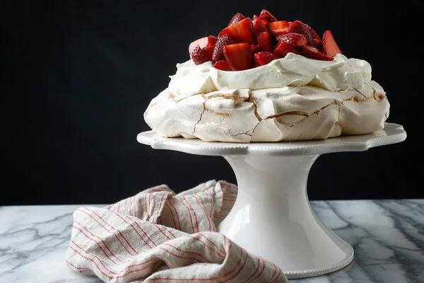 Mouthwatering Strawberry Pavlova Recipe: A Perfect Summer Dessert