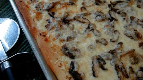 Mushroom And Garlic Pizza