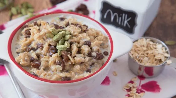 Oatmeal With Cardamom And Raisins