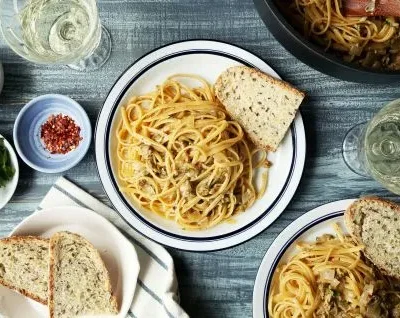 Old-Fashioned Linguine With White Clam Sauce