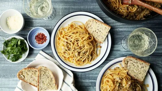 Old-Fashioned Linguine With White Clam Sauce