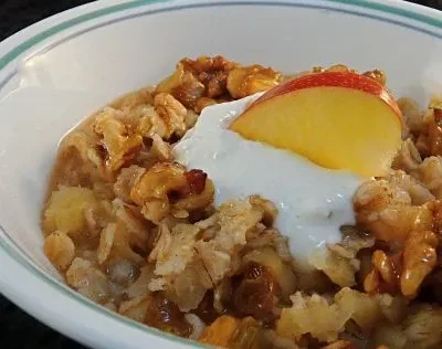 Old-Fashioned Oatmeal With Apples