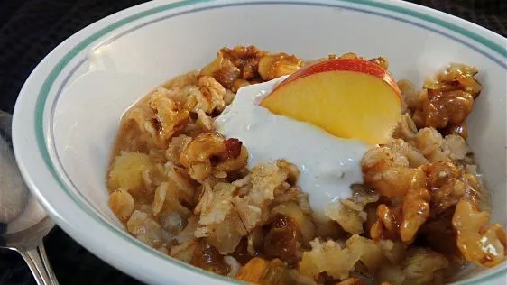 Old-Fashioned Oatmeal With Apples, Raisins