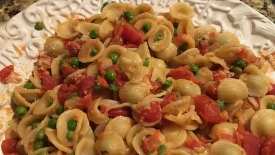 Pasta With Tomatoes, Peas And Cream