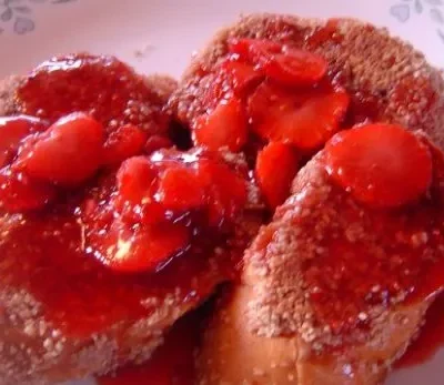 Pecan-Coated French Toast With Berry Sauce